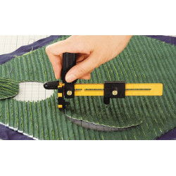 OLFA Cyrkiel z ostrzem krążkowym do wycinania kół średnicy od 4 do 22 cm z tkanin, folii, skóry naturalnej i sztucznej, papieru itp.Model CMP-3 OLFA Cyrkiel z ostrzem krążkowym do wycinania kół średnicy od 4 do 22 cm z tkanin, folii, skóry naturalnej i sztucznej, papieru itp.Model CMP-3